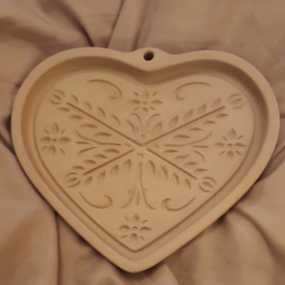 The‎ Pampered Chef 2000 Anniversary Heart-Shaped Stoneware Mold - Cream